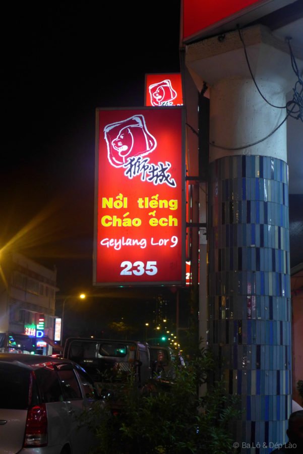 Bảng quảng cáo cháo ếch bằng tiếng Việt luôn