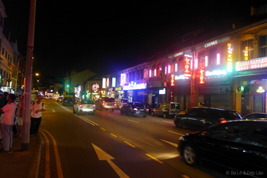 Đường phố Geylang về đêm