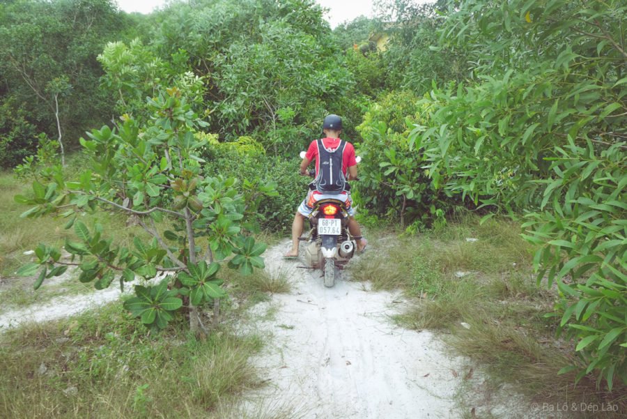 Đến Bãi Khem, các bạn chỉ có thể đi xe máy vì đường rất khó đi 