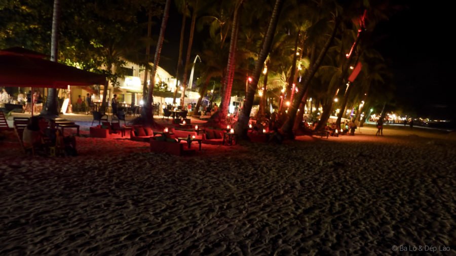 Các quán bar dọc bờ biển White Beach 