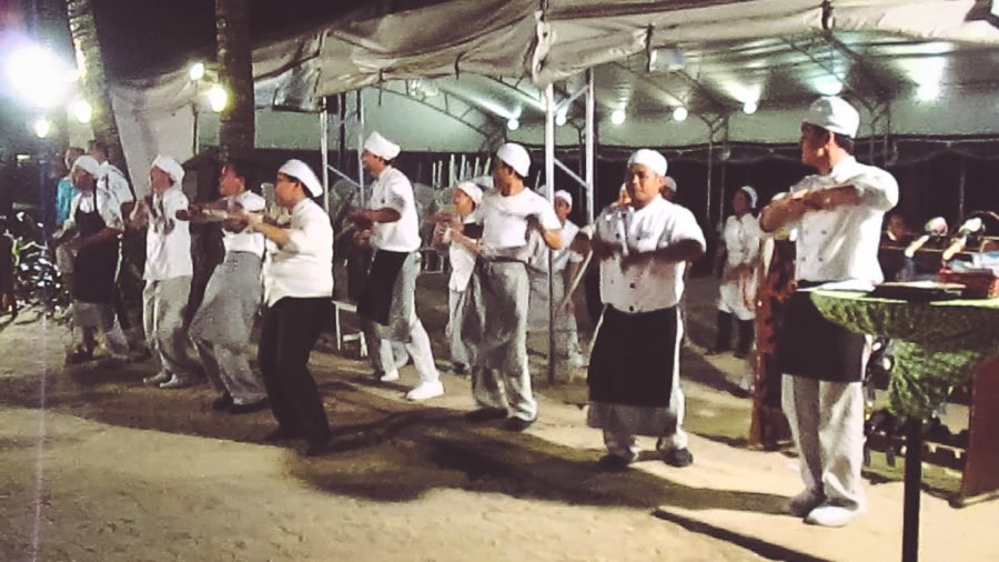 Đầu bếp nhảy múa theo nhạc trước Boracay Regency 