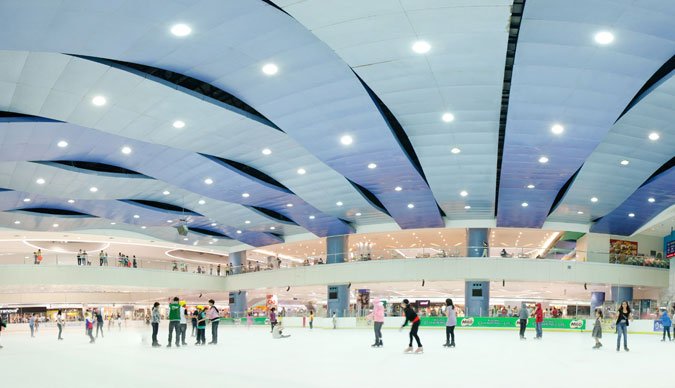 Sân trượt băng khổng lồ giữa mall 