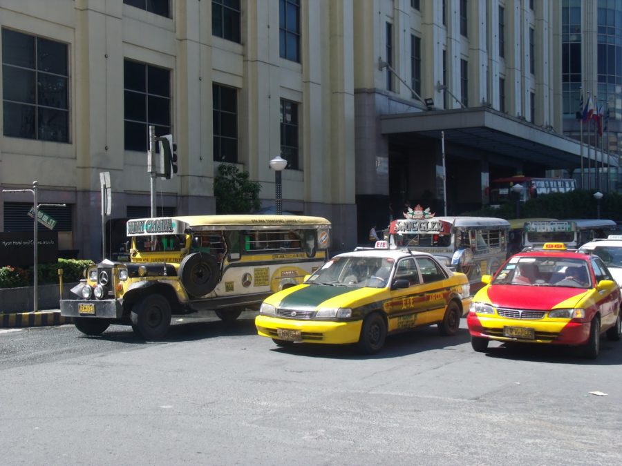Taxi ở Manila rất nhiểu nhưng các bạn chỉ nên chọn taxi tính theo km thôi nhé. Hoặc có thể dùng xe Jeepney với giá bình dân hơn ;) 