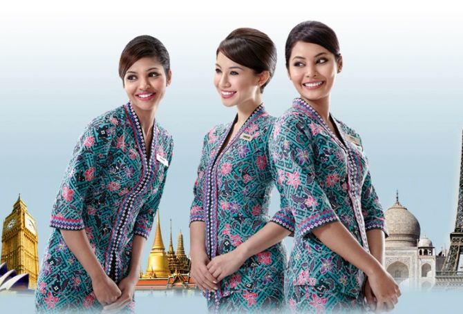 Các em tiếp viên của Malaysia Airlines trong trang phục truyền thống