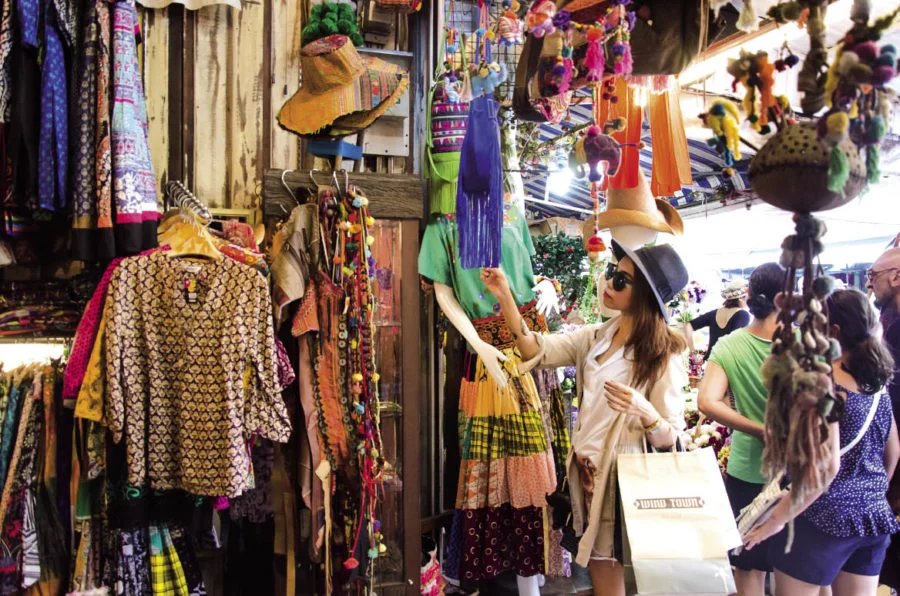 Chatuchak - Lạc lối giữa chợ trời cuối tuần Bangkok 3 La liệt quần áo để bạn lựa chọn