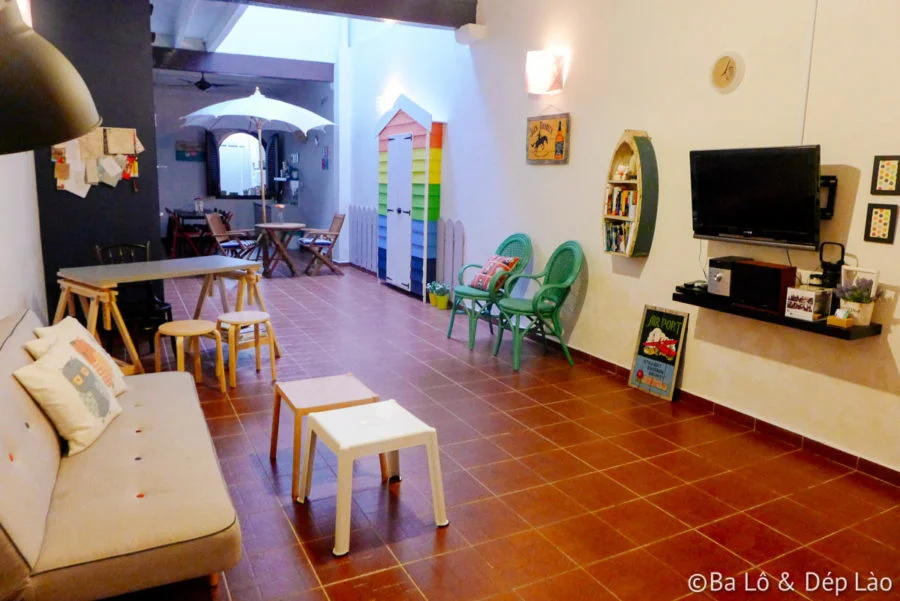 Ấm cúng và thân thiện với homestay 3rd Street ở Georgetown, Penang 6 Phòng khách và nhà bếp được trang trí tươi sáng, với nhiều màu sắc và vật dụng đáng yêu